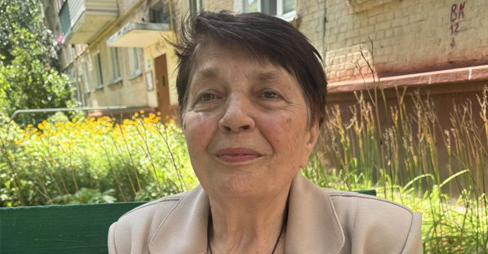 Баба Катя контролює будівельників. Ремонтують п’ятиповерхівку на Козацькій, куди впав шахед Баба Катя контролює будівельників. Ремонтують п’ятиповерхівку на Козацькій, куди впав шахед