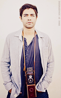 Adrian Grenier KNVng0vY_o