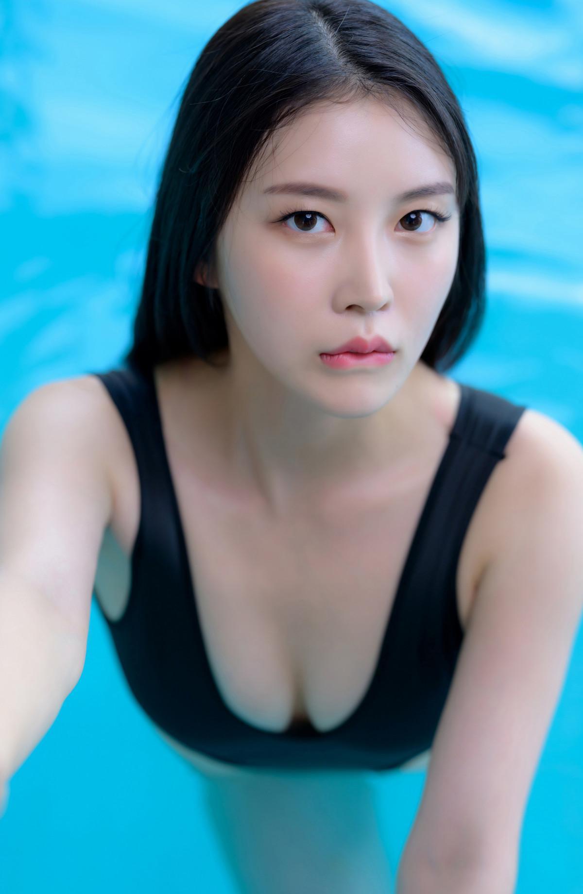 Suhee 주희, Baeksultang 백설탕, Photobook “Swimsuit”(4)