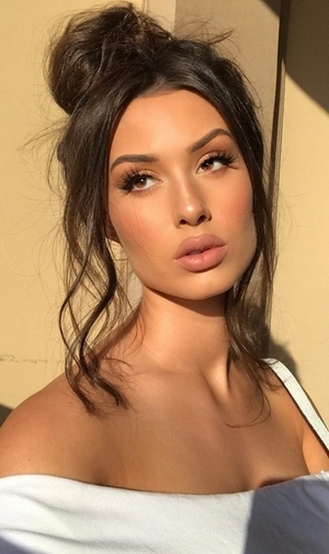 Sexy Bianca Kmiec Boobs Pictures Show Off Her Curvy Tits