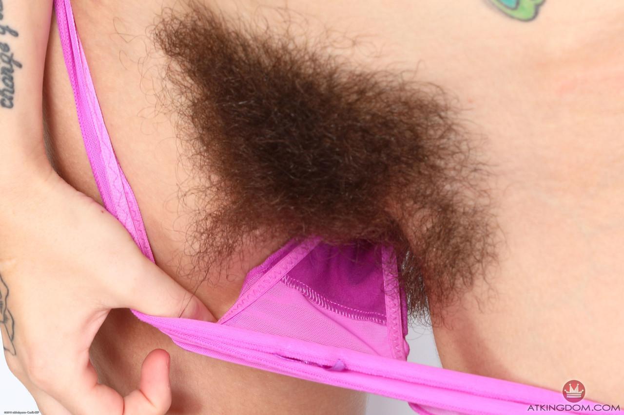 Sexy amateur Pearl Sage undresses and spreads her hairy pussy up close(9)