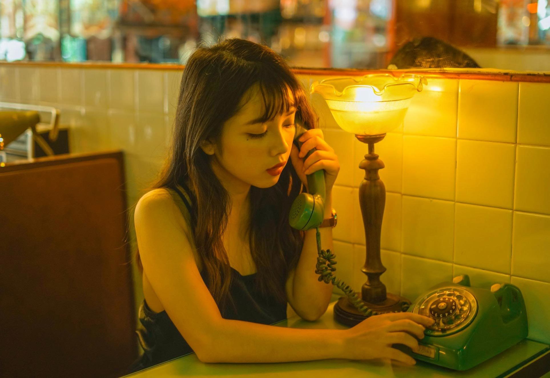 вьетнамская девушка в винтажном кафе / фото 01