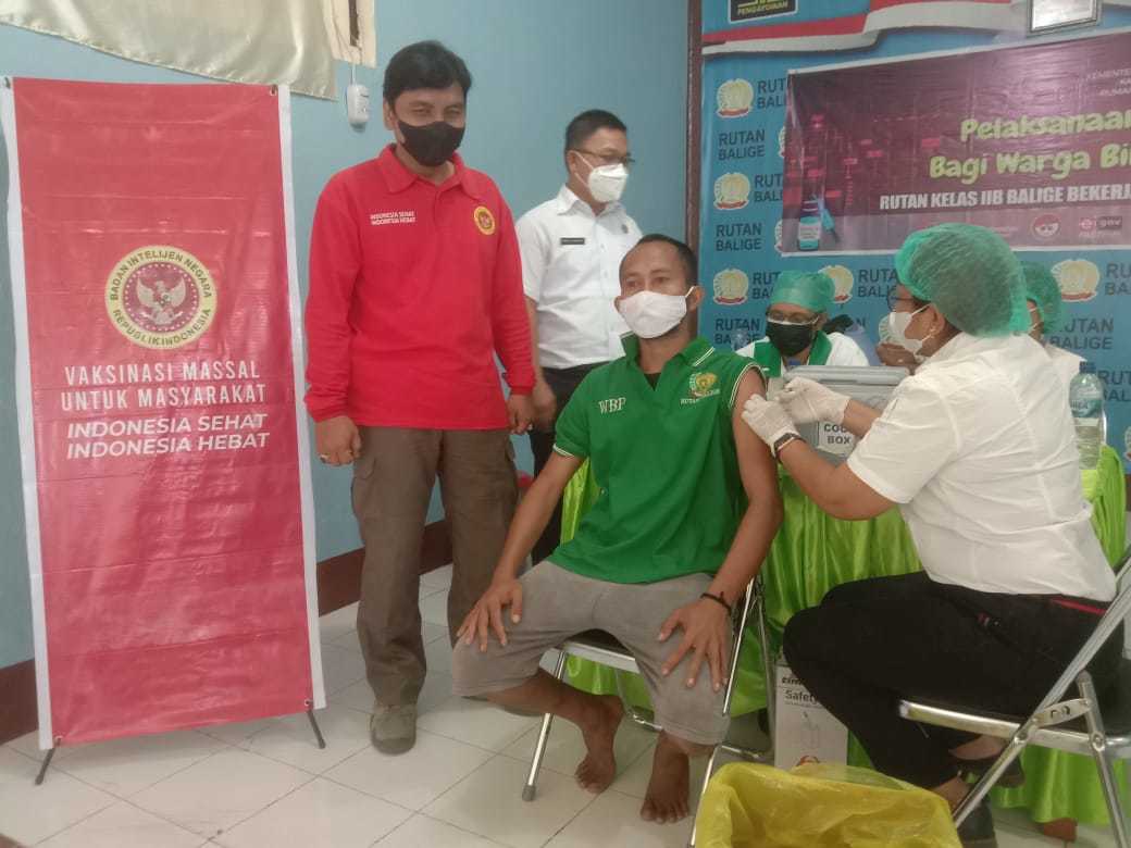 Kerjasama BIN Daerah Sumut dan Rutan Kelas IIB Balige Vaksinasi Warga Binaan