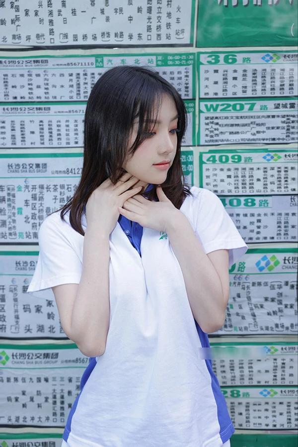 秀人女神豆瓣酱美丽校花公交站台大胆露出内部私购图(5)