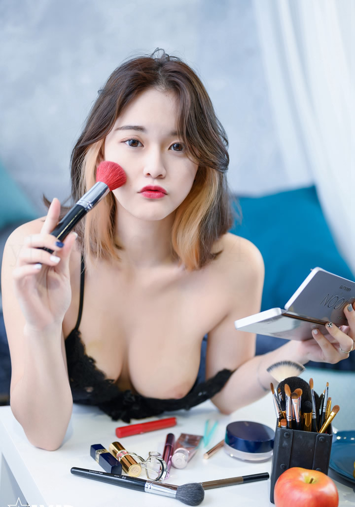 彩妆师MM黎妍假期居家释放自我大呼过瘾
