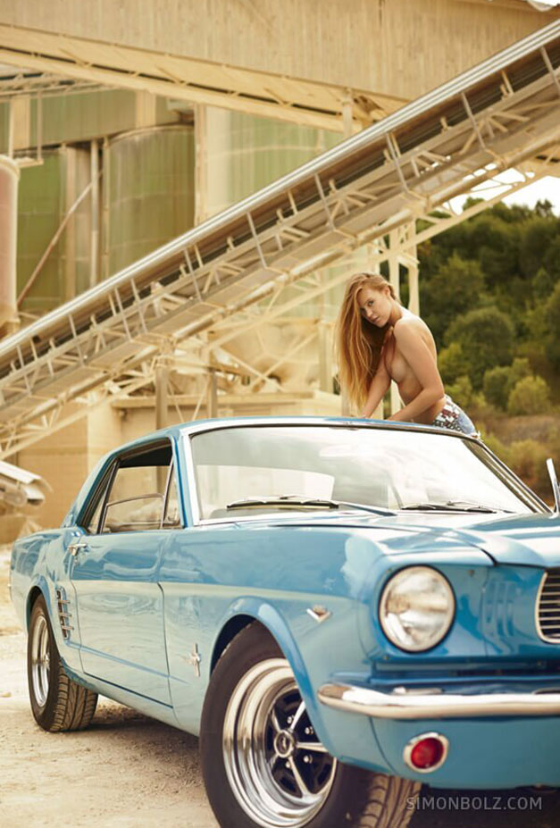Голая гонщица за рулем винтажного Ford Mustang / Rubia Stringsi nude by Simon Bolz Голая гонщица за рулем винтажного Ford Mustang / Rubia Stringsi nude by Simon Bolz