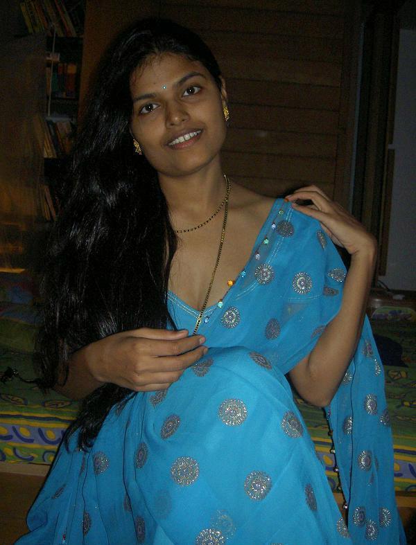 Desi housewife Aprita lets her brassiere slip while posing non nude(10)