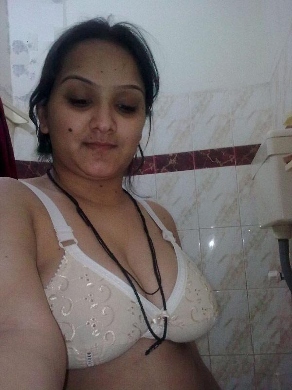 Overweight Indian student shows her bare mid-section in a brassiere(3)