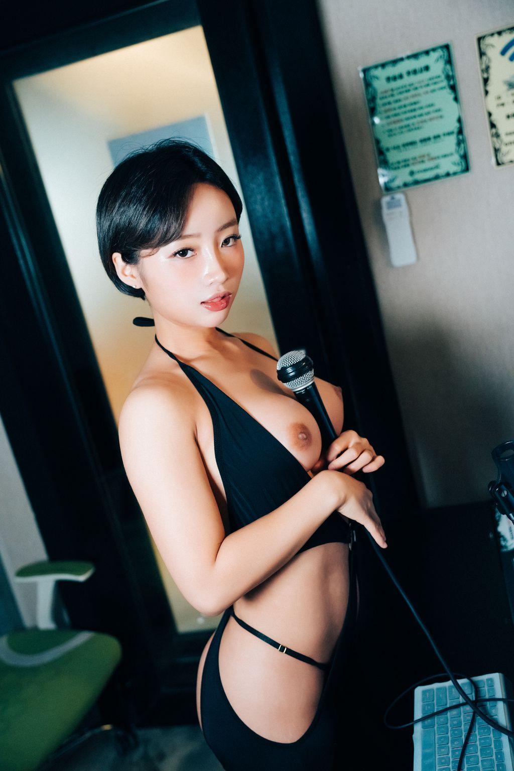 [Loozy] Booty Queen: Nude Recording (155 photos )(68)