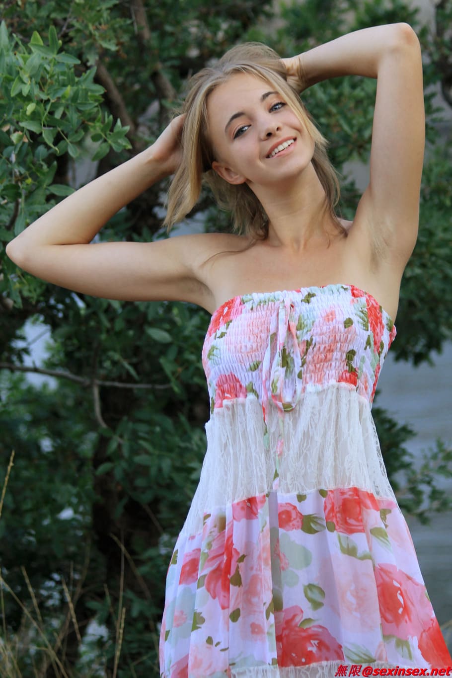 Rubia hermosa y caliente se desnuda al aire libre