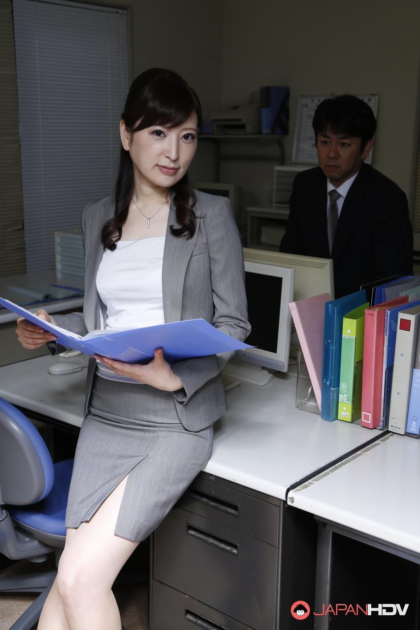 Japanese secretary Noeru Mitsushima models business attire after hours(2)