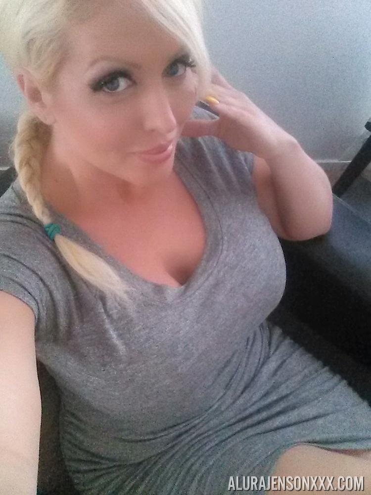 Blonde bombshell Alura Jenson shows her huge boobs and takes selfies at home(21)