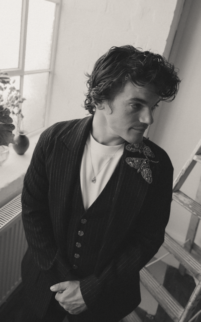 Edward Bluemel XnTdwhZ3_o