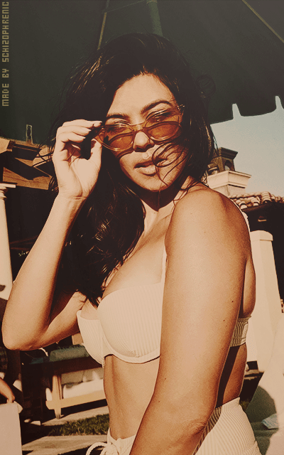 Kourtney Kardashian AeJIQtzS_o