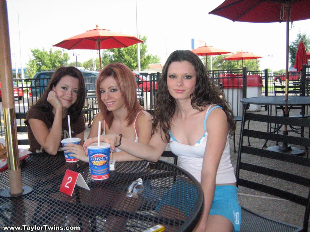 3 sisters flash their upskirt underwear out in public places(7)