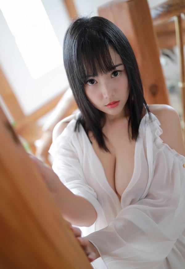 童颜巨乳徐微微薄透服饰楼梯写真凸点若隐若现(24)