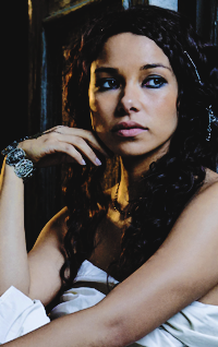 Jessica Parker Kennedy JykmtGF7_o