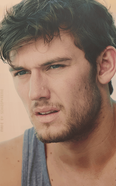 Alex Pettyfer Upyp11xm_o