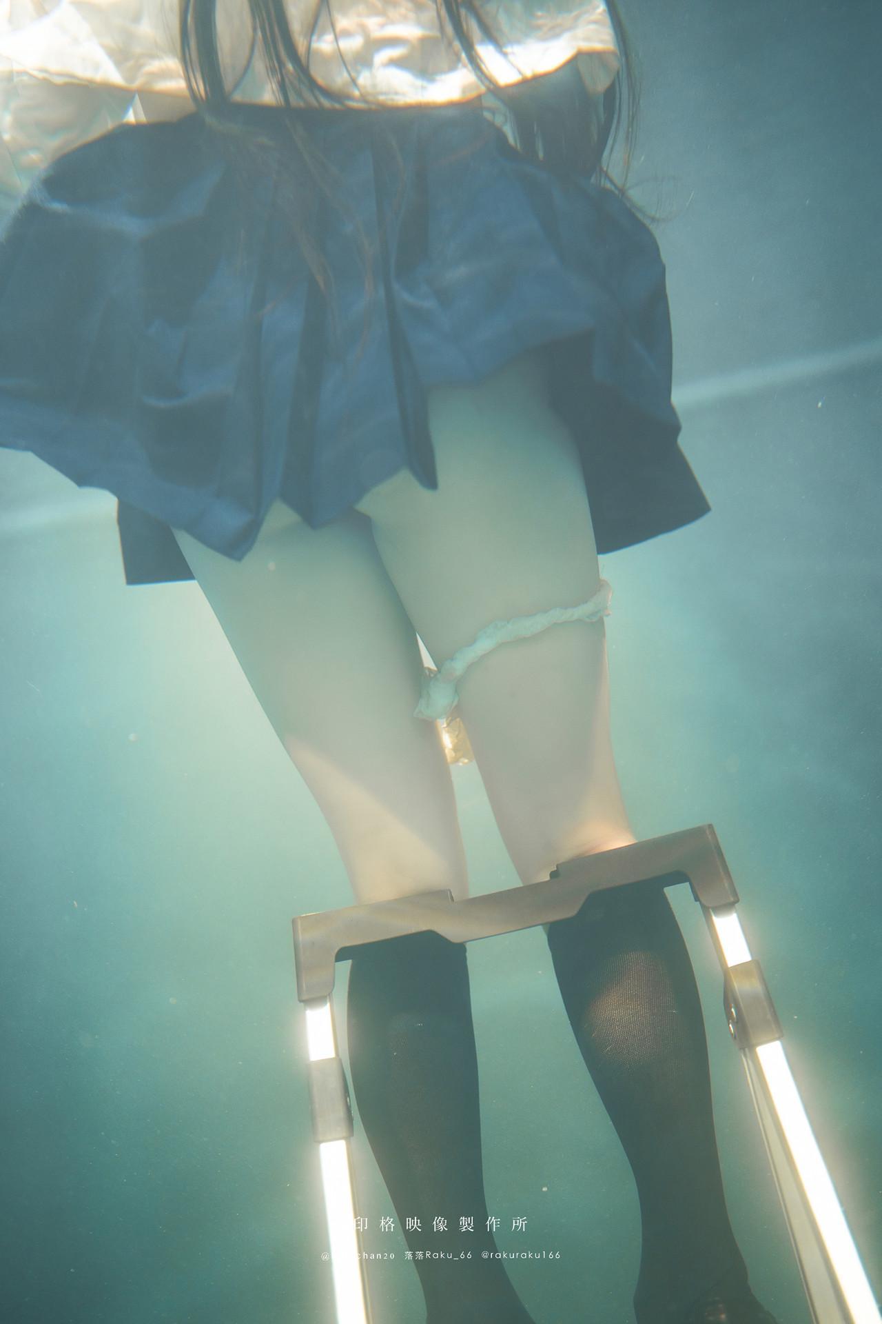Cosplay 落落Raku – 水泳馆(18)