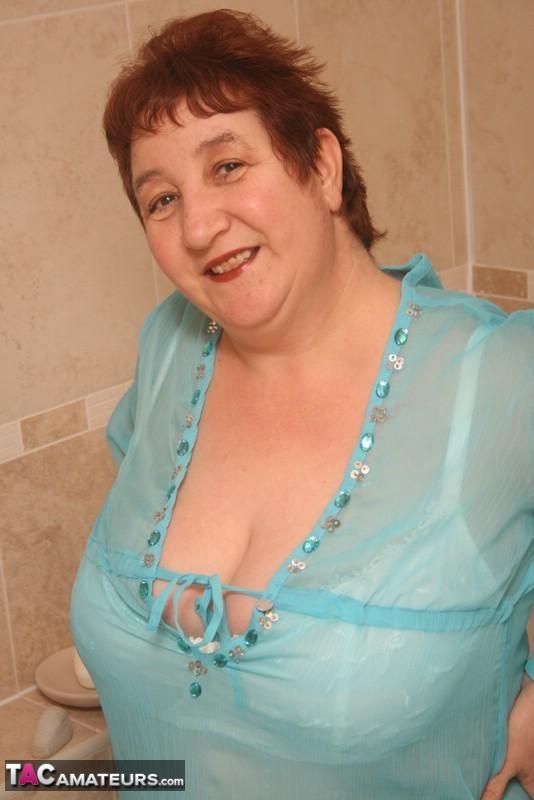 Redhead nan Kinky Carol parks her fat figure in a tub while fully clothed(11)