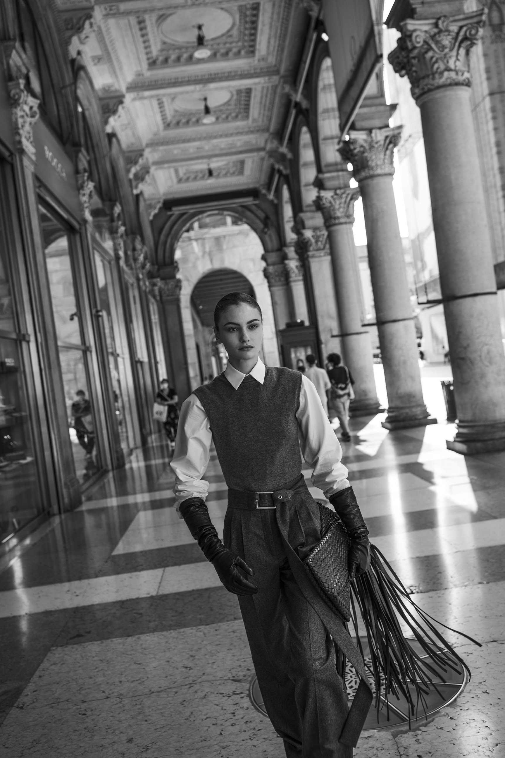 Paula Cioltean by Agata Serge / Vanity Fair Italia october 2020 Паула Чиолтян на улицах Милана / фото 03