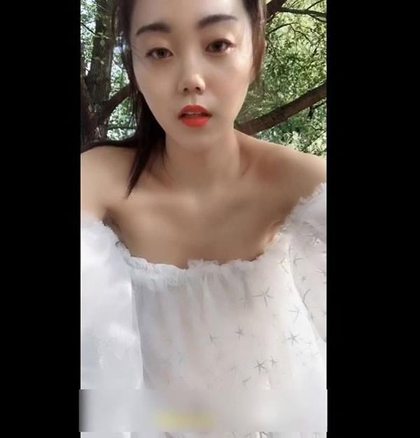 大二气质美女吴X晶无圣光凉亭视图(18)