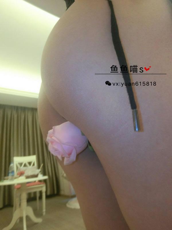 微博鱼鱼喵s价值100元玫瑰花露出套图(4)