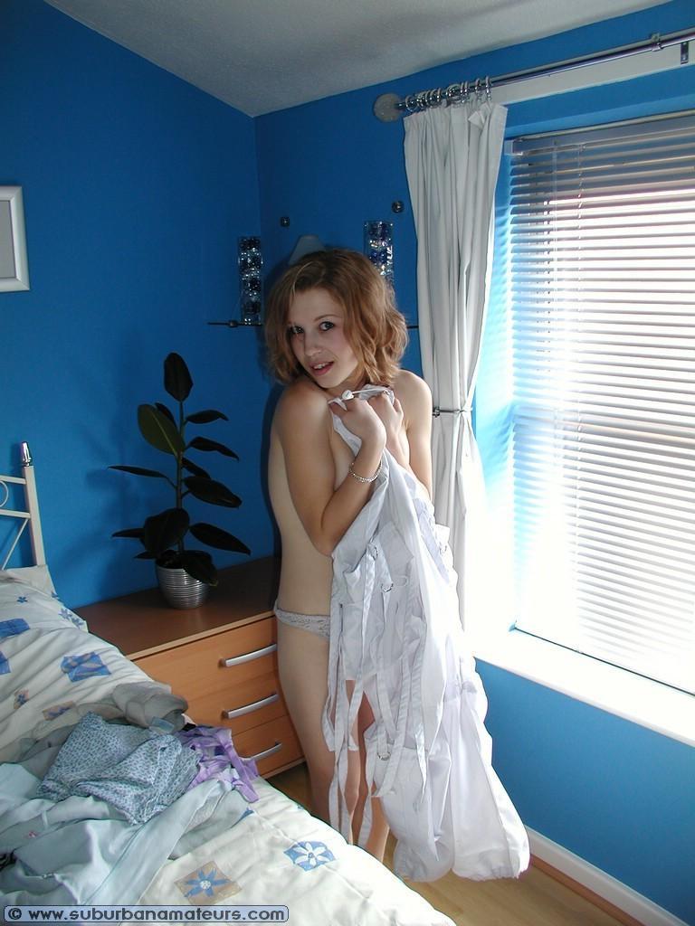 Amateur sweetheart Kelli poses nude & in her lingerie while travelling(15)