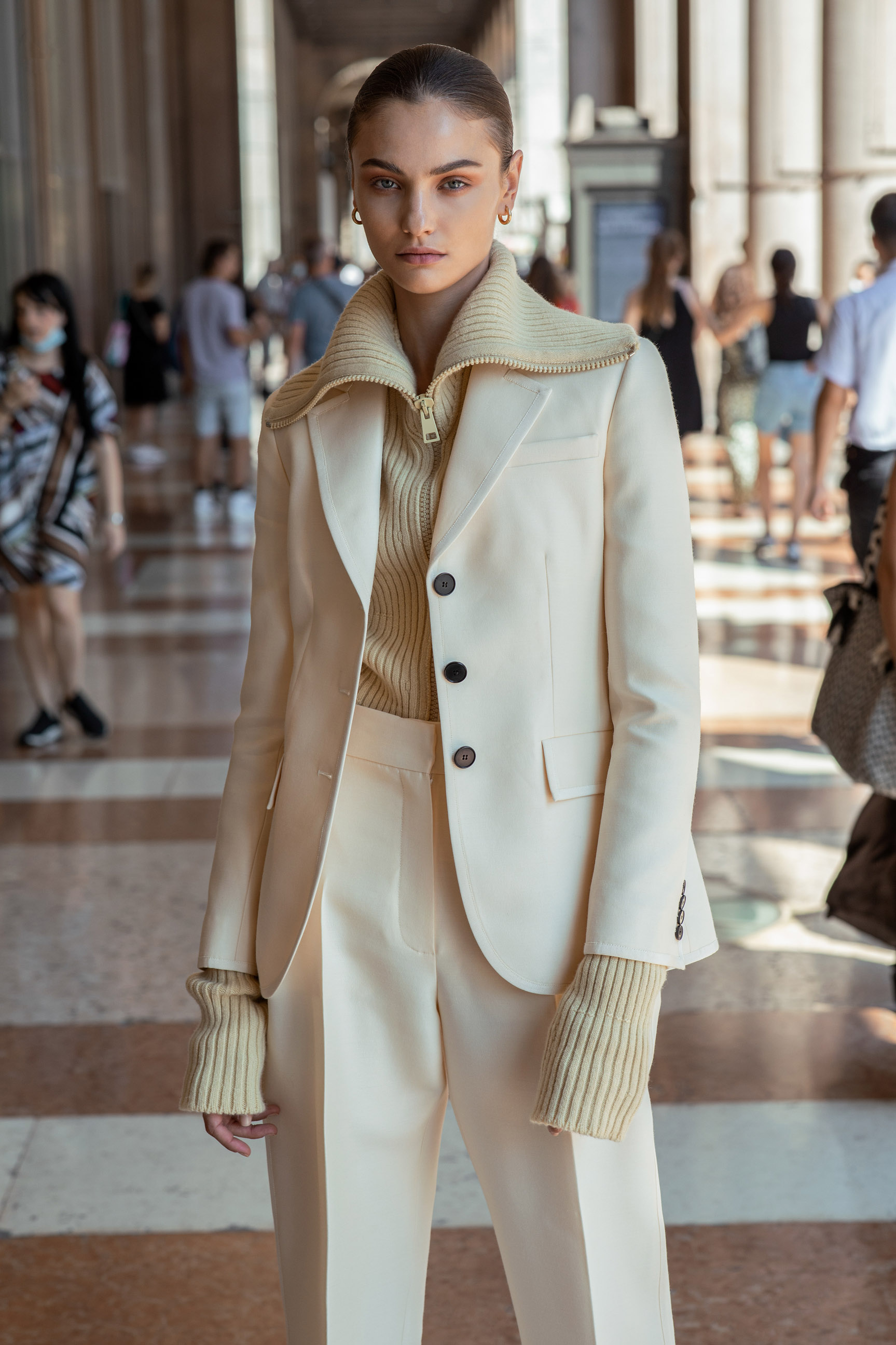 Paula Cioltean by Agata Serge / Vanity Fair Italia october 2020 Паула Чиолтян на улицах Милана / фото 08