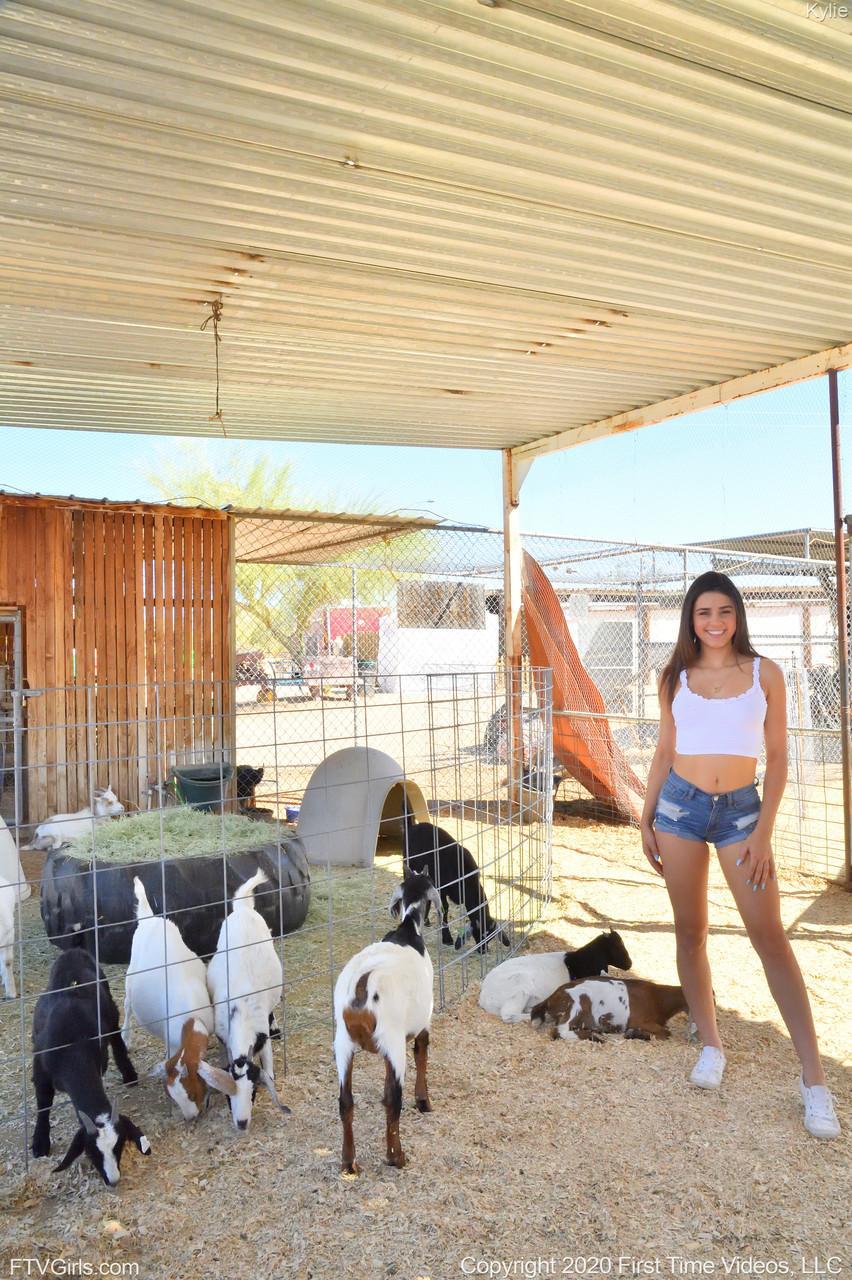 Smiley amateur babe Kylie poses in her denim shorts & white shirt at the zoo(10)