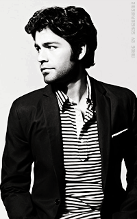 Adrian Grenier UuJKBcFZ_o