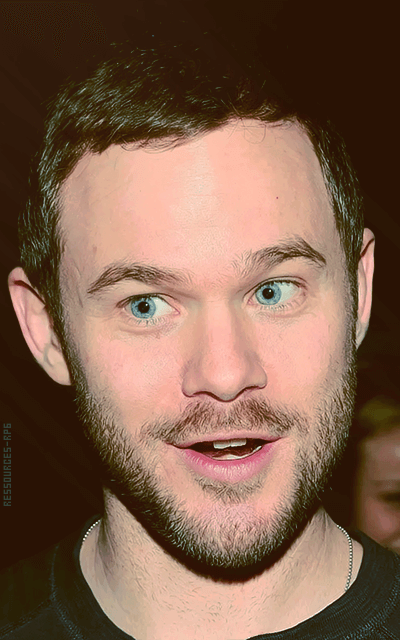 Aaron Ashmore 8oT2qqR7_o