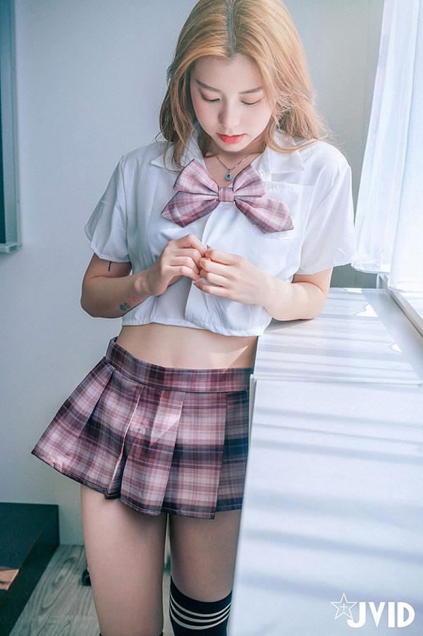 粉嫩小学妹卡洛琳制服教室黑森林写真(2)