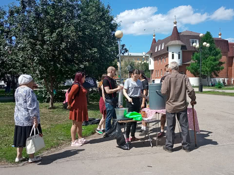 Народ пришёл на раздачу