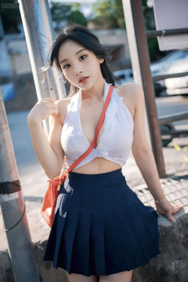 清新小美女Zzyuri深V美乳JK写真性感外露(21)