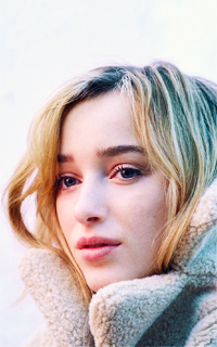 Phoebe Dynevor 5ivq9aUA_o