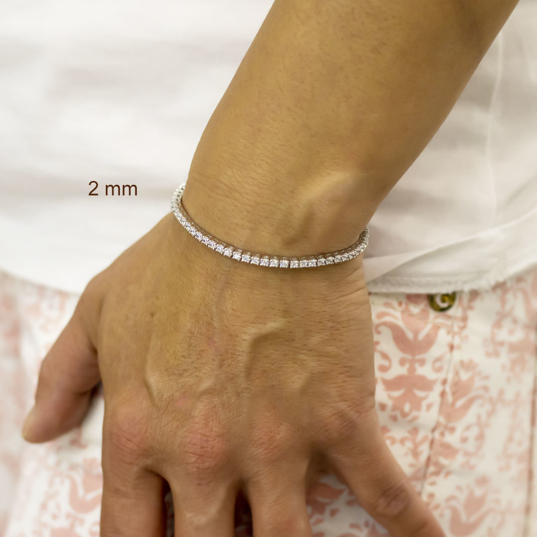 bracciale tennis indossato da donna in argento rodiato e zirconi bianchi larghezza 2 mm