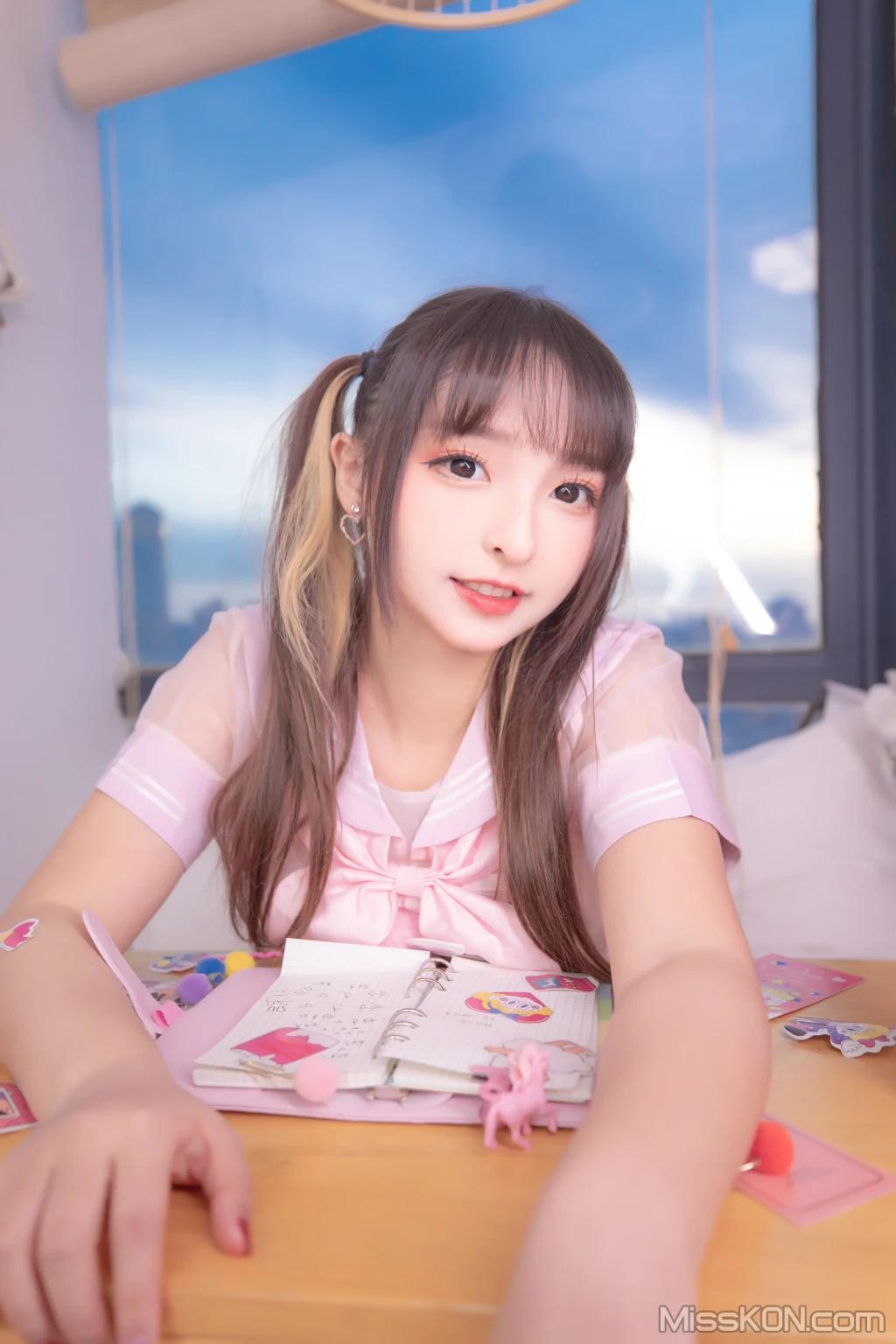 Coser@神楽坂真冬 Vol.079: 绝对企画-透明黑白水手服《特別なことに》 (150 photos )(17)