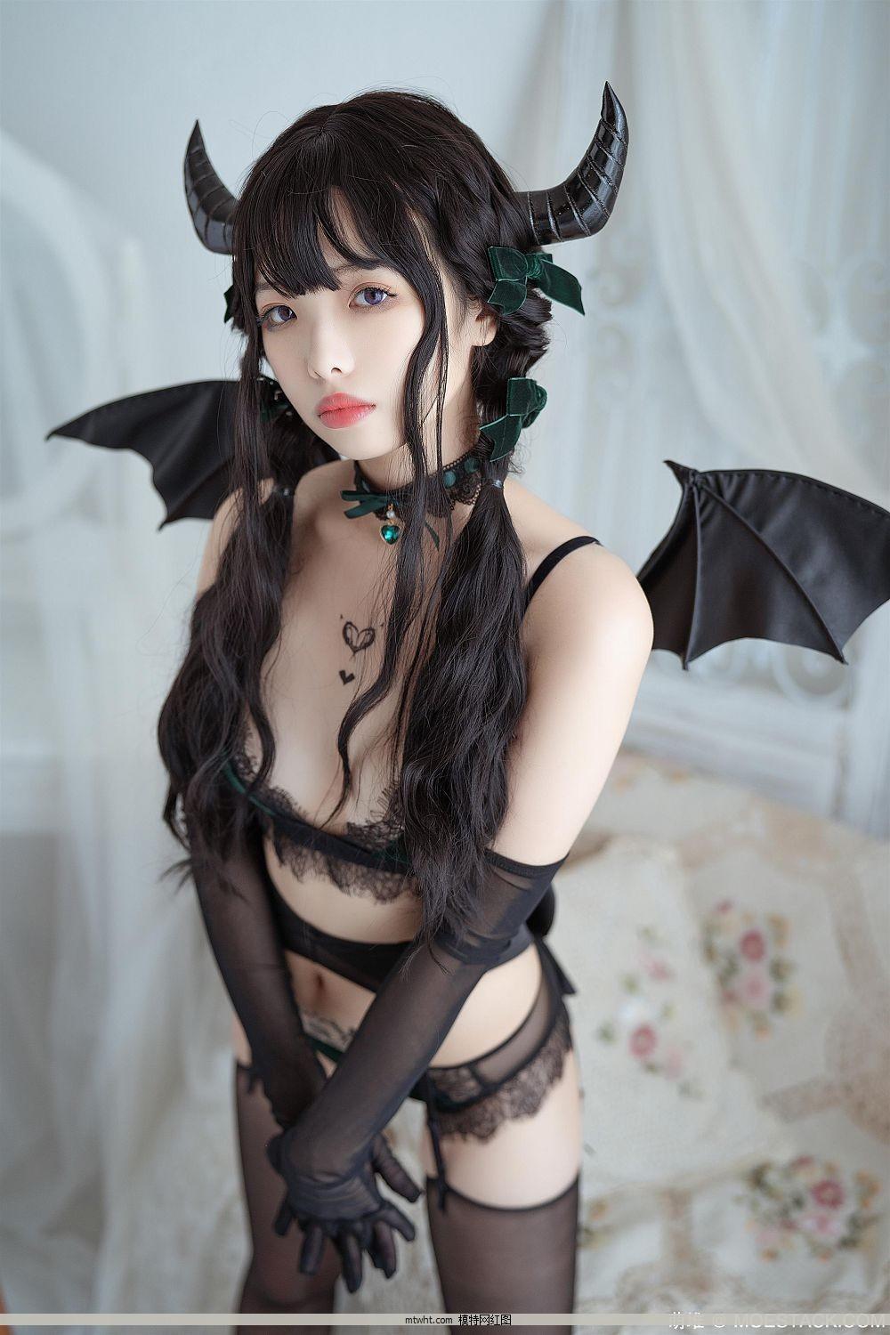 微博红人Coser2.5次元写真@雯妹 NO.021 魅魔本 Proud devil[50P](1)