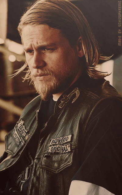 Charlie Hunnam BCif8VSd_o