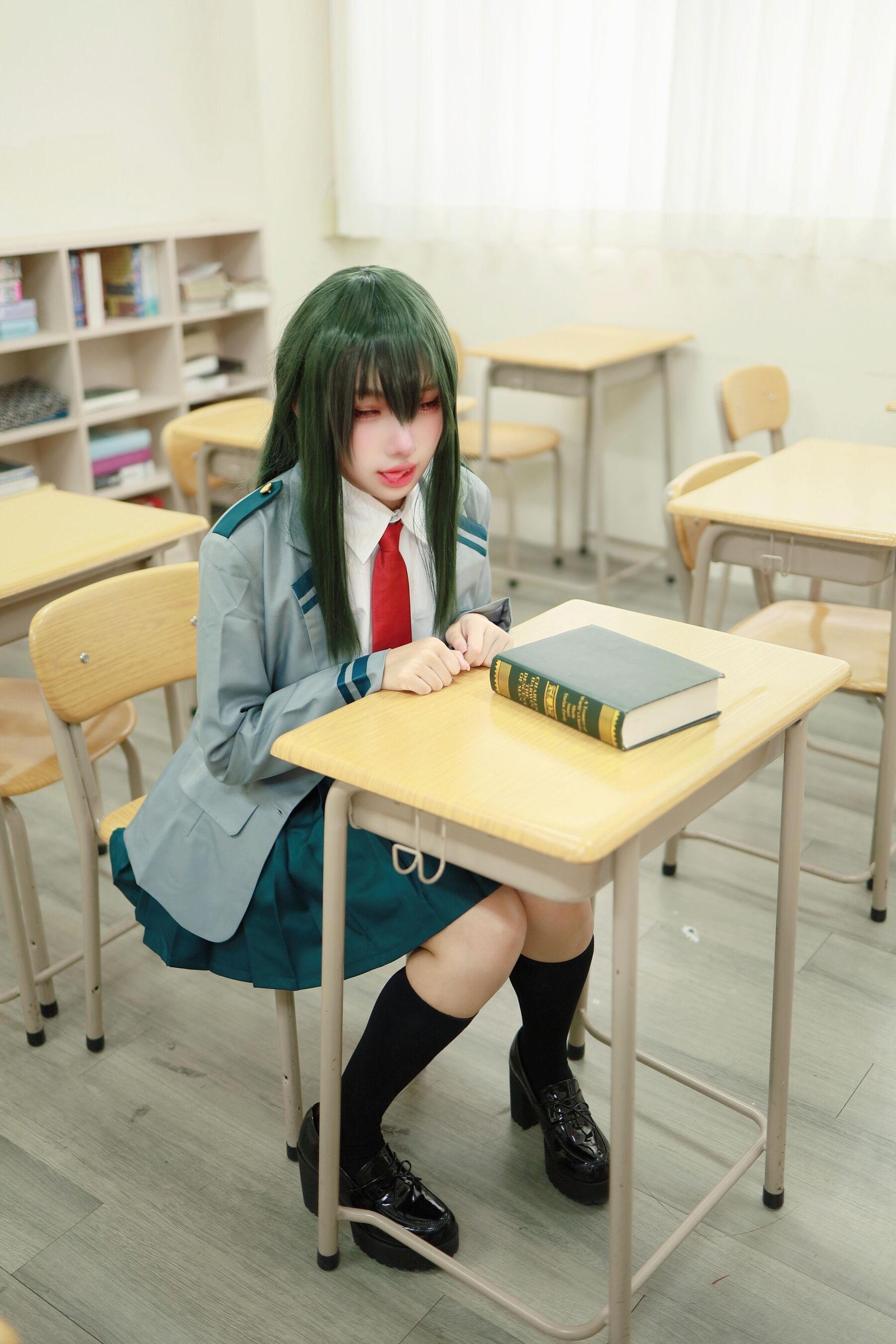国模套图 慕慕Momo《蛙吹梅雨 学生服 Asui Tsuyu》(12)