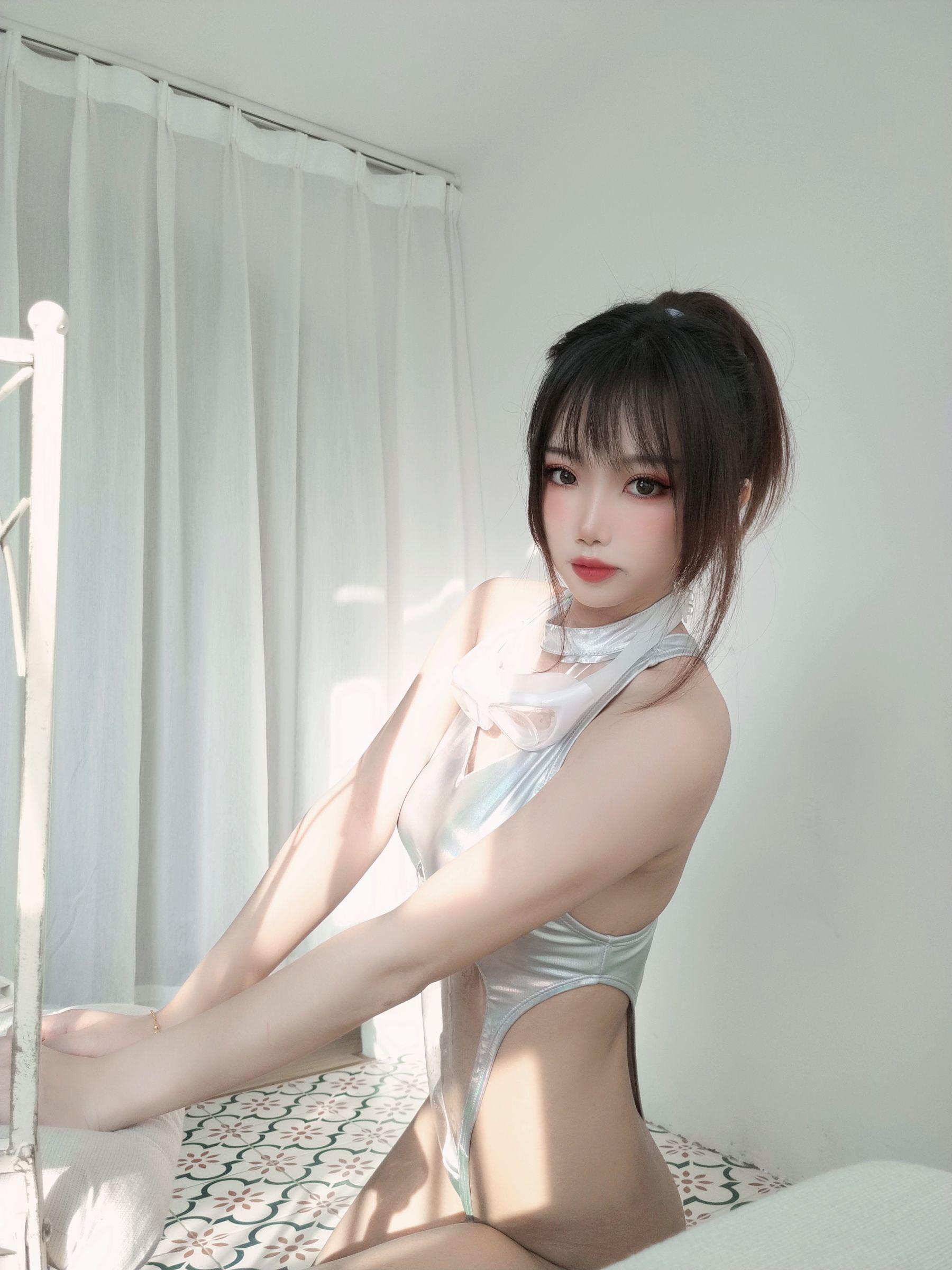 [网红COSER] 白嫩美少女鬼畜瑶 – 镭射竞泳 写真集(44)