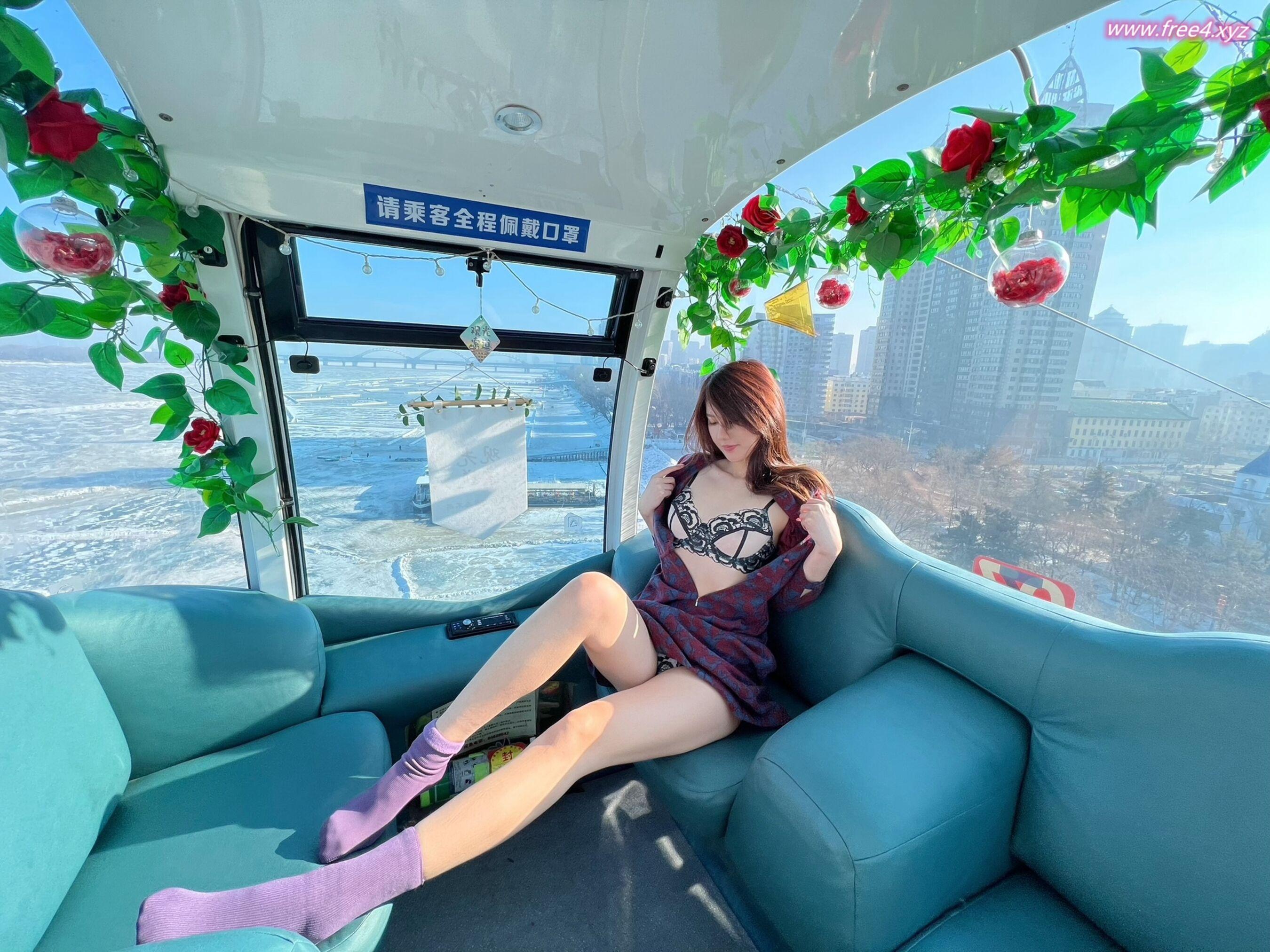未分类性感写真 阿朱《微密圈：红肚兜+下班地铁+乘务员+缆车》(27)