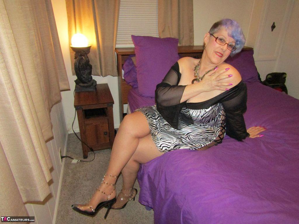 Old woman Bunny Gram shows her hose covered pussy on a bed in pointy shoes(2)