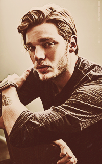 Dominic Sherwood HrMc1Ko3_o