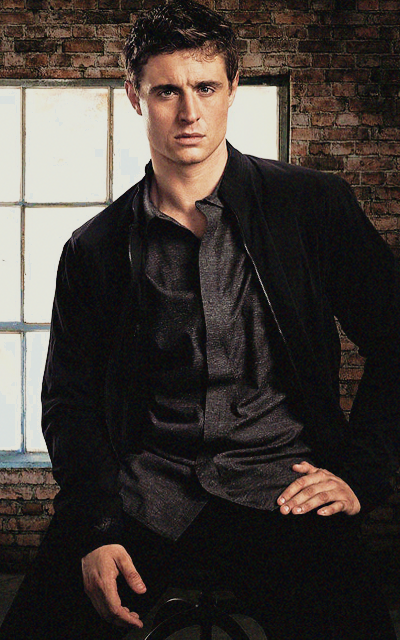 Max Irons 8y5D5Jwn_o