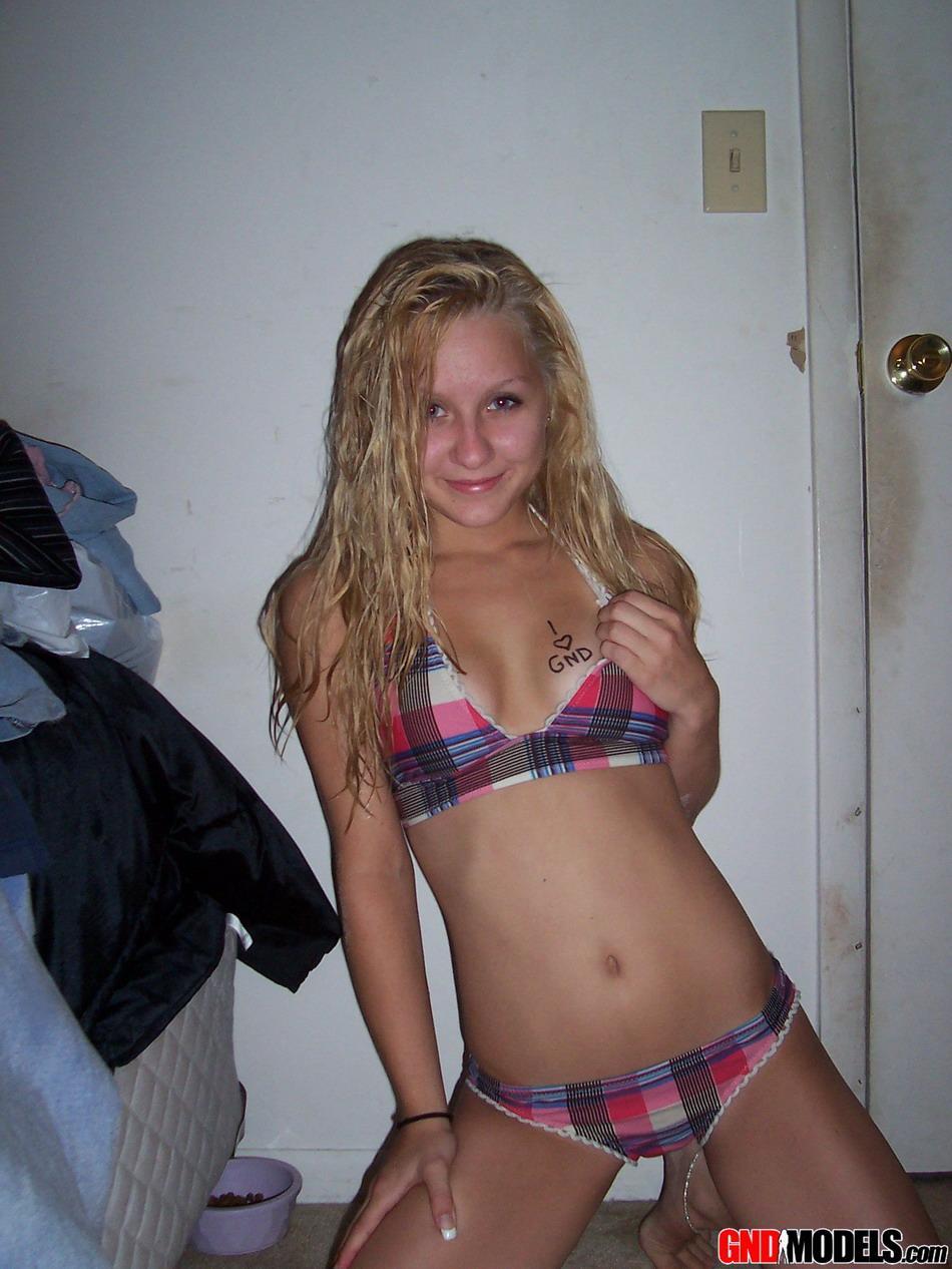 Blonde amateur Kylie takes self shots during safe for work action(9)