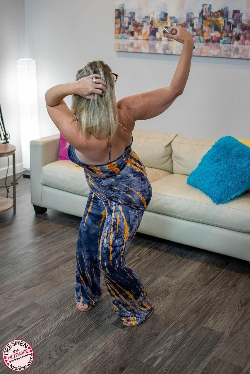 Curvy blonde mature Dee Siren shows her fat butt and poses in a solo(1)