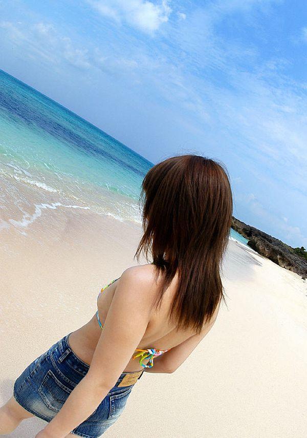 Japanese teen Chikaho Ito models non nude at the beach in a bikini(2)