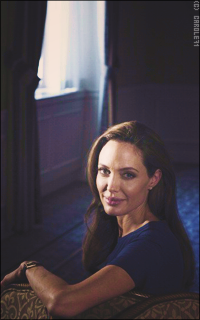 Angelina Jolie WUgYaPmj_o